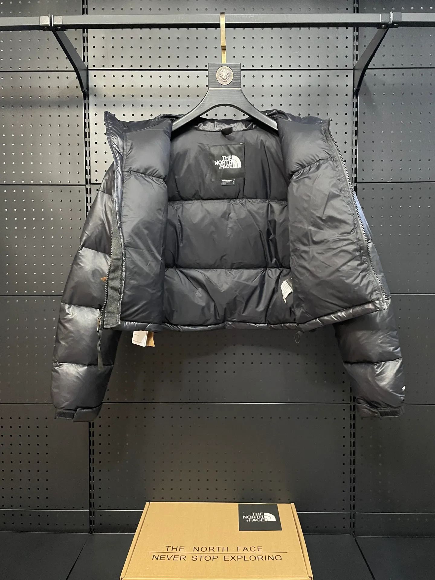 【𝗧𝗵𝗲 𝗡𝗼𝗿𝘁𝗵 𝗙𝗮𝗰𝗲/ 84 Same Style 】 ： 𝗧𝗵𝗲 𝗡𝗼𝗿𝘁𝗵 𝗙𝗮𝗰𝗲” 、 。 。 , 。 𝗧𝗵𝗲 𝗡𝗼𝗿𝘁𝗵 𝗙𝗮𝗰𝗲“ , Yosemite Half Dome, 。 + ： 1. RDS Quality 700 ， ，Lightweight ， 2. ， 7 ， ， 、 、 ， ！ 3. YKK ， ， ，9000Quality ZP 4. ， ， 5. Lightweight ， Size：XS-M ：White Black Pink